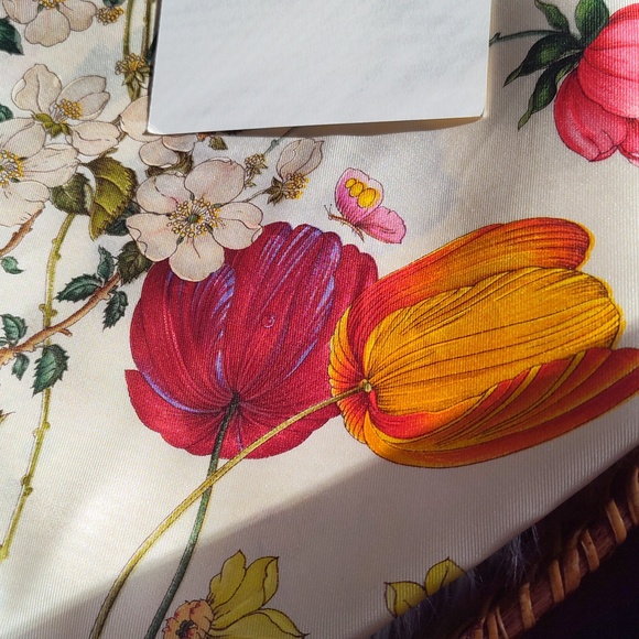 NIB Gucci flora print 100% silk floral scarf - with box and card - Picture 2 of 11